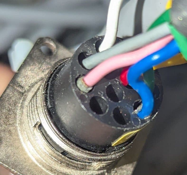 Conector de servomotor con los hilos de los pines al descubierto para la prueba