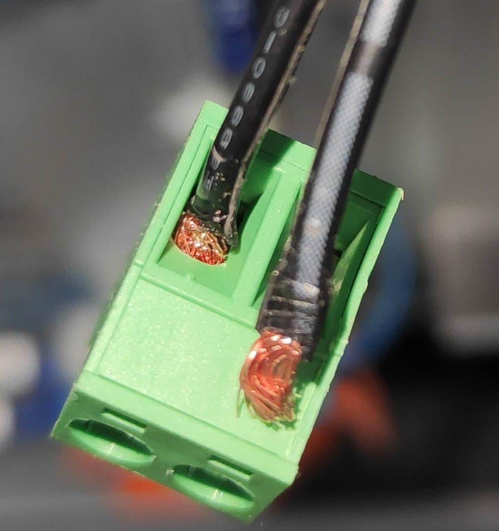 Regleta de bornes con un cable apretado por el aislante en lugar de por el cobre